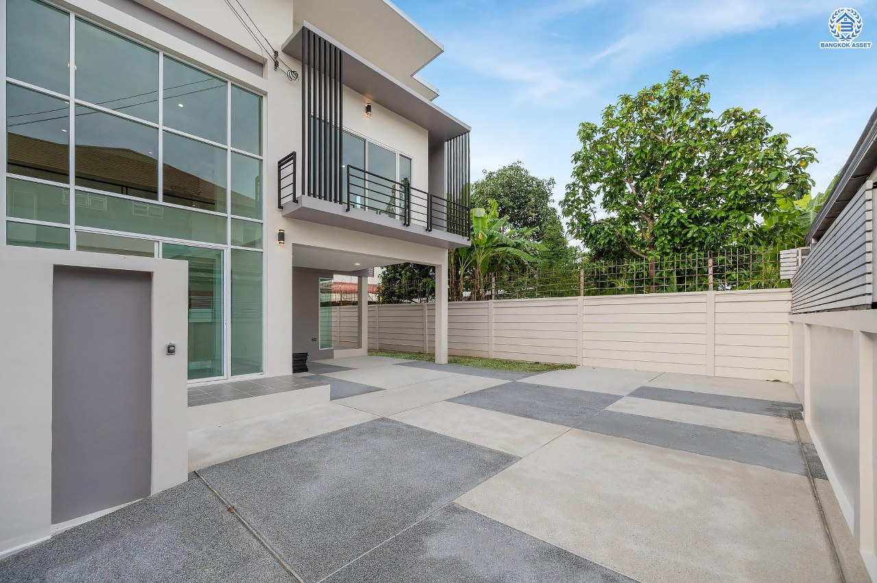 บ้านมือสองตกแต่งใหม่ โครงการ บุษราคัมรีเจนท์ ปิ่นเกล้า-บรมราชชนนี เนื้อที่  67.50 ตร.ว. ฟังก์ชัน 3 ห้องนอน 3 ห้องน้ำ จอดรถได้ 2 คัน สภาพแวดล้อมดี เดินทางเข้าสู่เมืองได้สะดวกเชื่อมต่อ ถนนพุทธมณฑลสาย 2, ถนนบรมราชชนนี, ถนนกาญจนาภิเษก, ถนนศาลาธรรมสพน์ ใกล้เซ็นทรัลปิ่นเกล้า, ตลาดสดธนบุรี และจุดขึ้นทางด่วน "ศรีรัช"